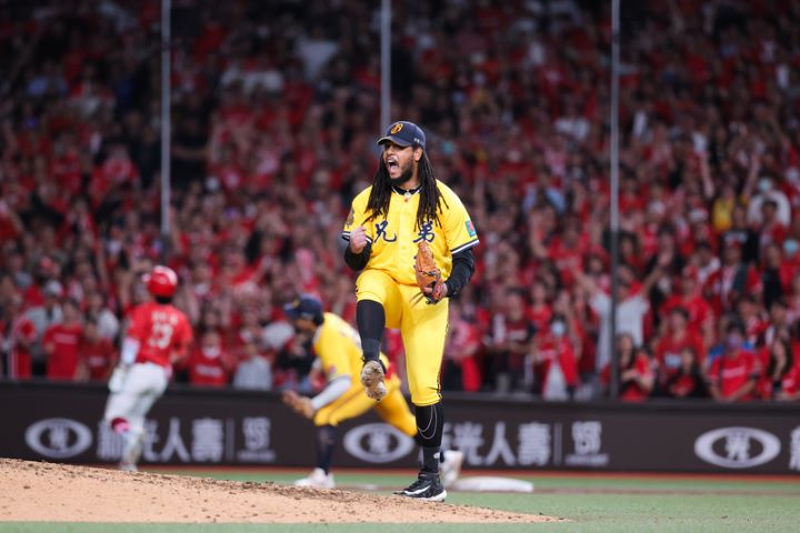 中信兄弟25日在台北大巨蛋與味全龍進行第5戰,兄弟洋投菲力士(Felix Pena)(前)後援2局,幫助球隊守住勝利。圖/中央社