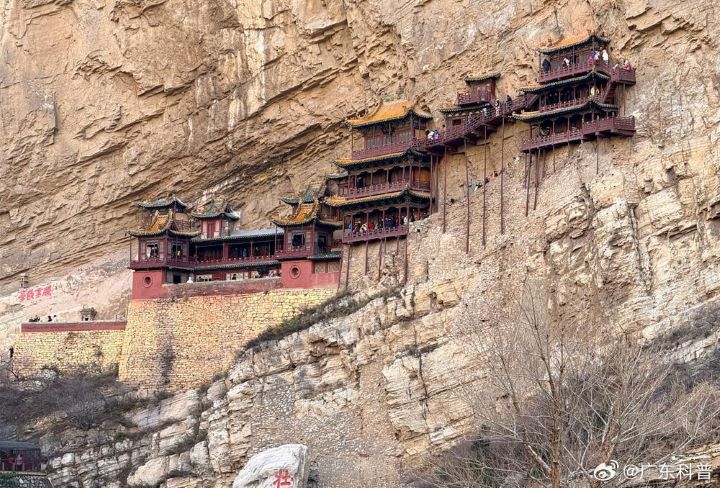 1500年的懸空寺,是一座儒釋道三教合一的寺廟。圖/取自廣東科普微博