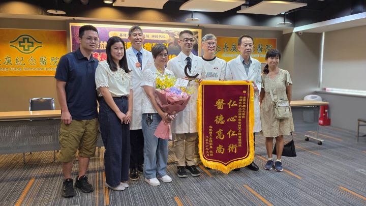   香港籍史女士與家屬專程返台，向當年參與搶救的醫療團隊致贈感謝獎牌。圖/長庚醫院提供