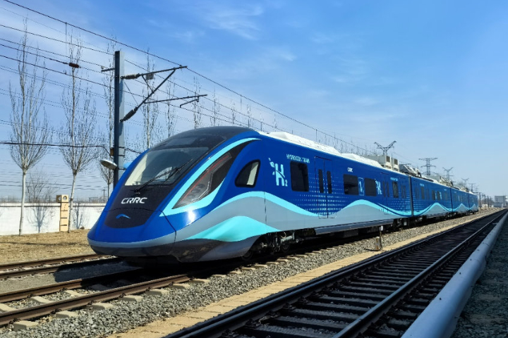 大陸自主研製的全球首款氫能源列車去年於長春行駛試驗成功。圖/中車長客公司提供