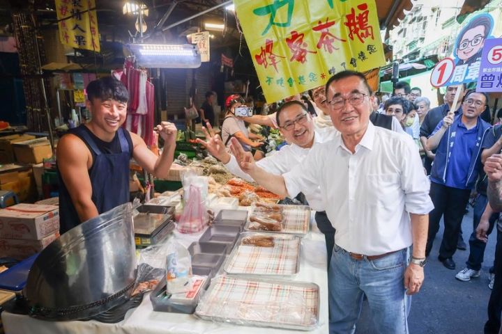 李四川（右）30日上午也與侯友宜（右後）合體掃街，展現國民黨新北市長選戰團隊整合氣勢。圖/取自李四川臉書