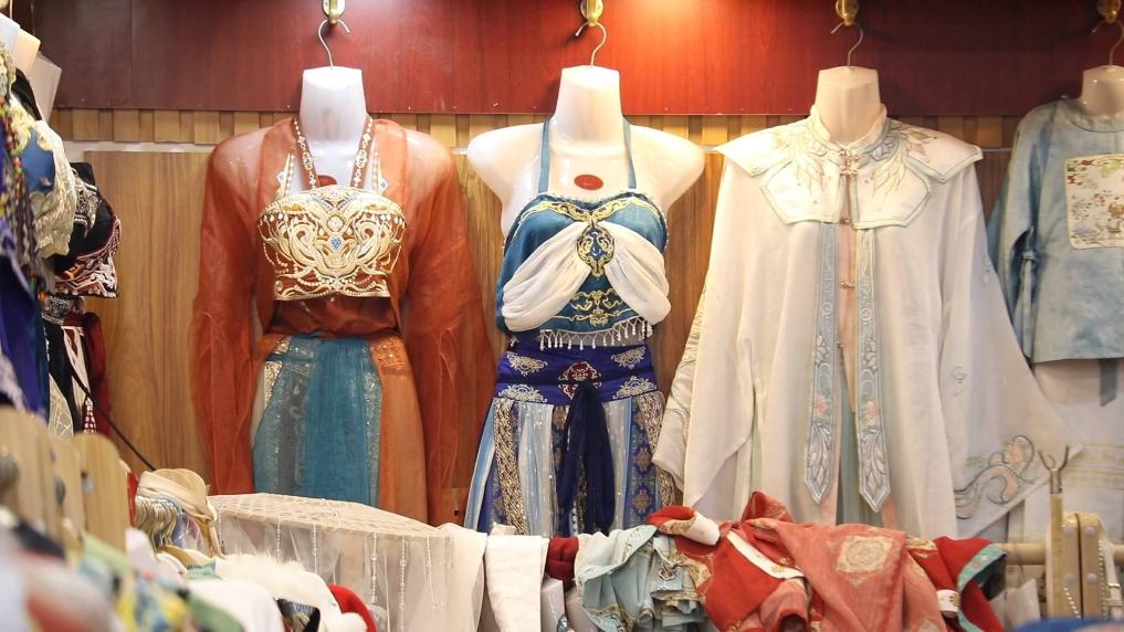 西安景點附近的漢服店競爭激烈，各式各樣的漢服令人目不暇給。圖/取自新華社
