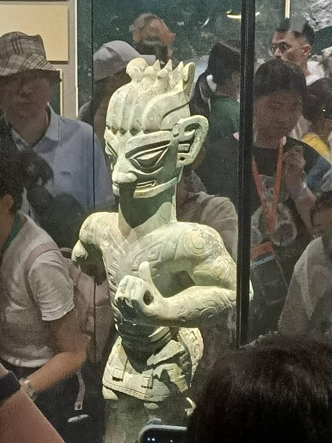 三星堆豎披髮青銅立人像，不但有肌肉，屁股還很翹，是個健身猛男。圖/記者簡立欣攝