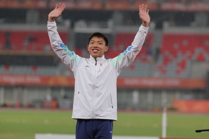 台灣好手林仲威(圖)28日在名古屋亞運田徑項目出戰,順利拿下男子400公尺跨欄銅牌,頒獎典禮上開心揮手致意。圖/中央社