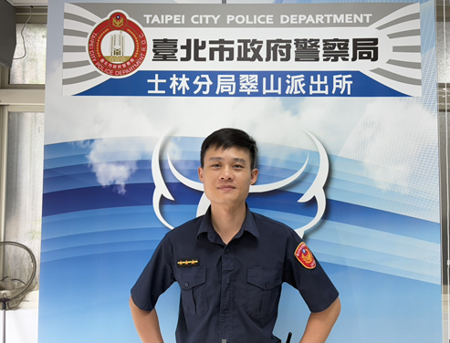 一名林姓男子日前騎機車行經士林區中社路偏遠山段時，輪胎突遭鐵釘刺穿導致漏氣，在求助無門下只能徒步向翠山派出所求援。警員陳宣廷（圖）見狀立即攜帶腳踩式打氣機陪同勘查。圖/士林分局翠山派出所提供
