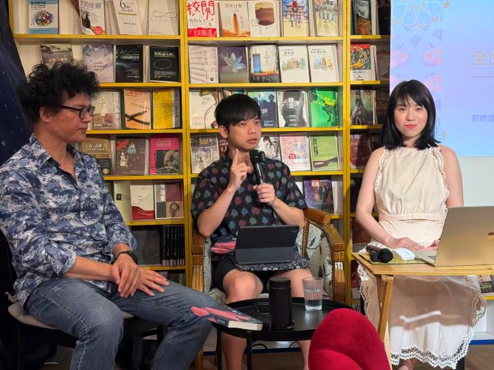 作者郭艷媚(右一)現場邀請著名作家吳鈞堯(左一)和新生代作家曹馭博(中) ，進行新書對談。圖/梅花新聞網張蔭泉攝