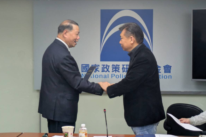 張無忌獲聘藍營國政顧問,與張顯耀致意。圖 /記者高陸攝影