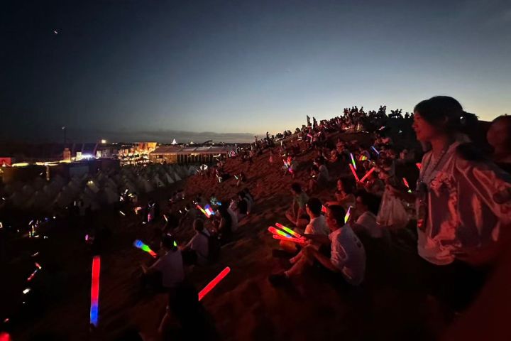 專業樂團接力演唱經典民謠與流行歌曲,在星空與營火交織的舞台上,打造充滿西北風情的戶外音樂會。圖/記者陳思豪攝