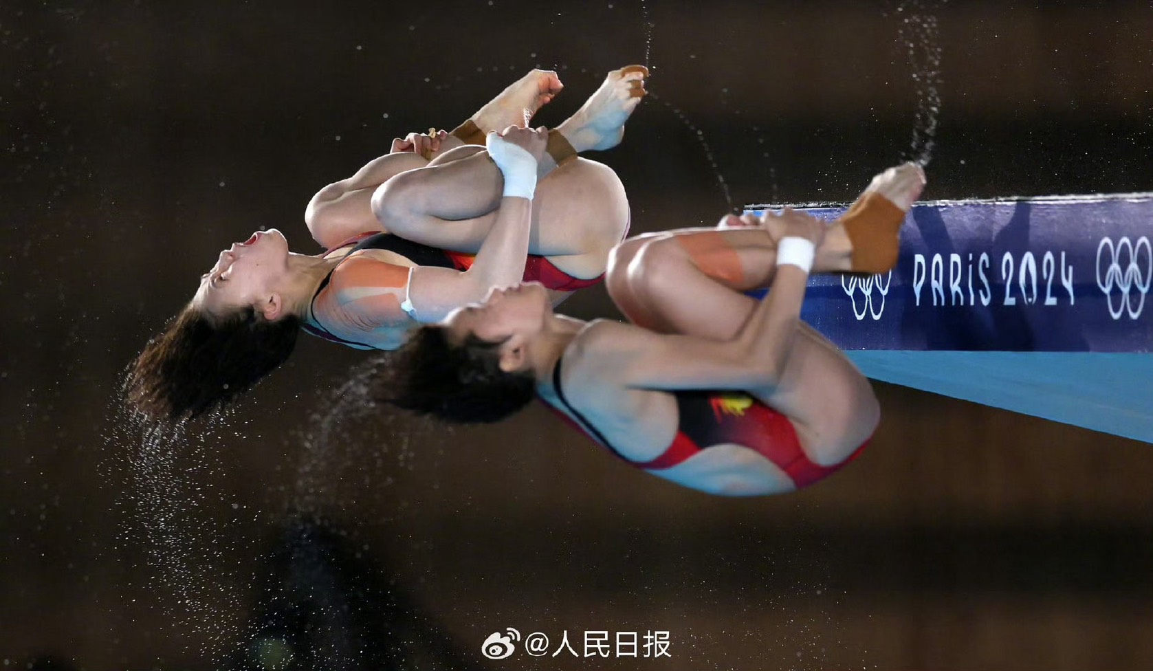 全紅嬋（前）與隊友陳芋汐聯手奪得女子雙人10公尺台金牌。圖/取自人民日報微博