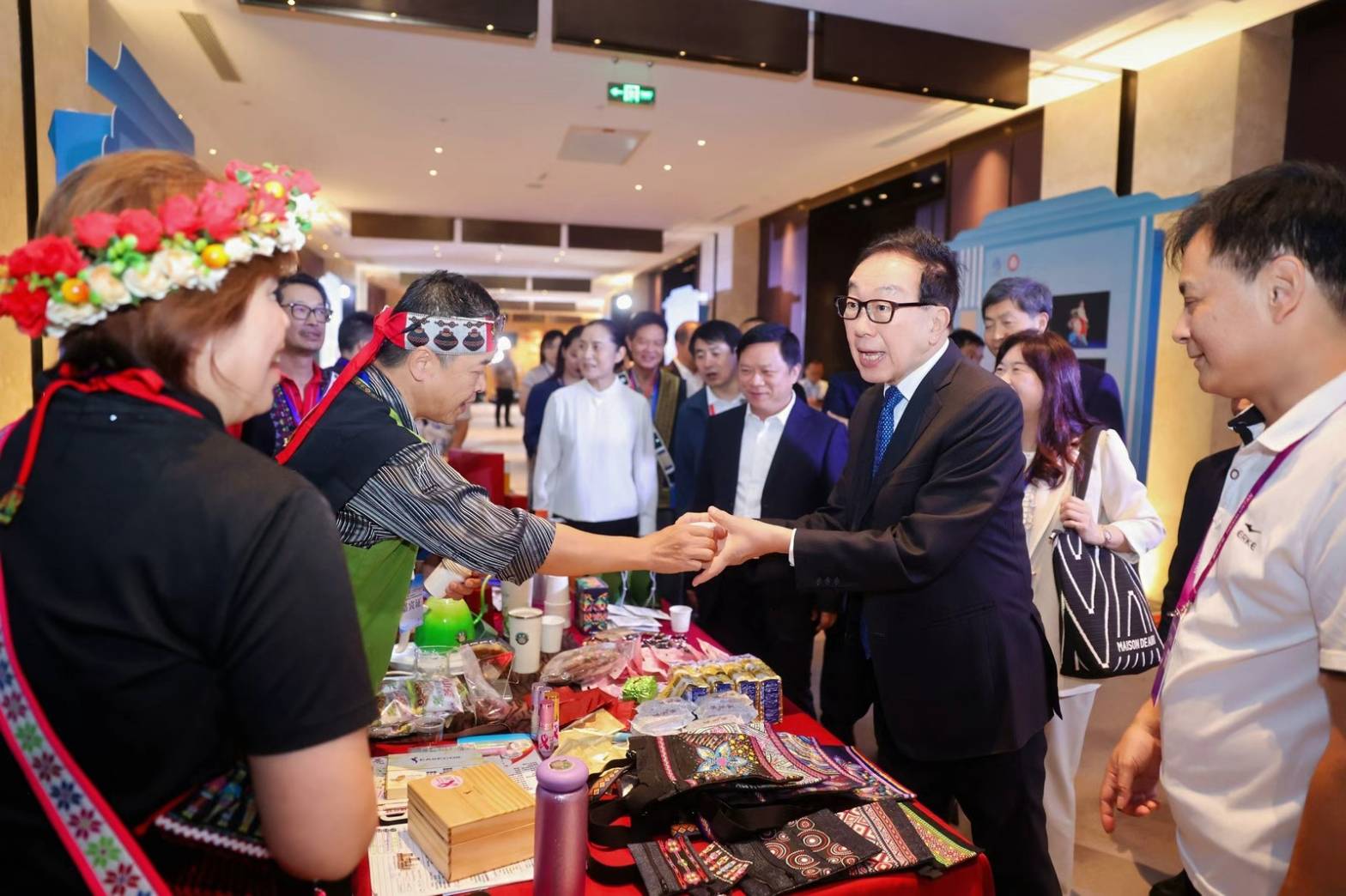 中國國民黨中評委主席團主席劉大貝一行人13日參觀台灣原咖啡，了解台灣原住民青年在大陸創業情況。圖/取自「福建民族宗教」公眾號