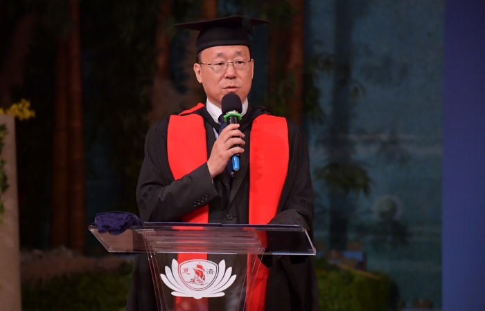 國立陽明交通大學5月12日頒贈名譽哲學暨醫學雙博士學位給證嚴法師，人文與社科院王文基院長宣讀學位證書。圖/慈濟基金會提供