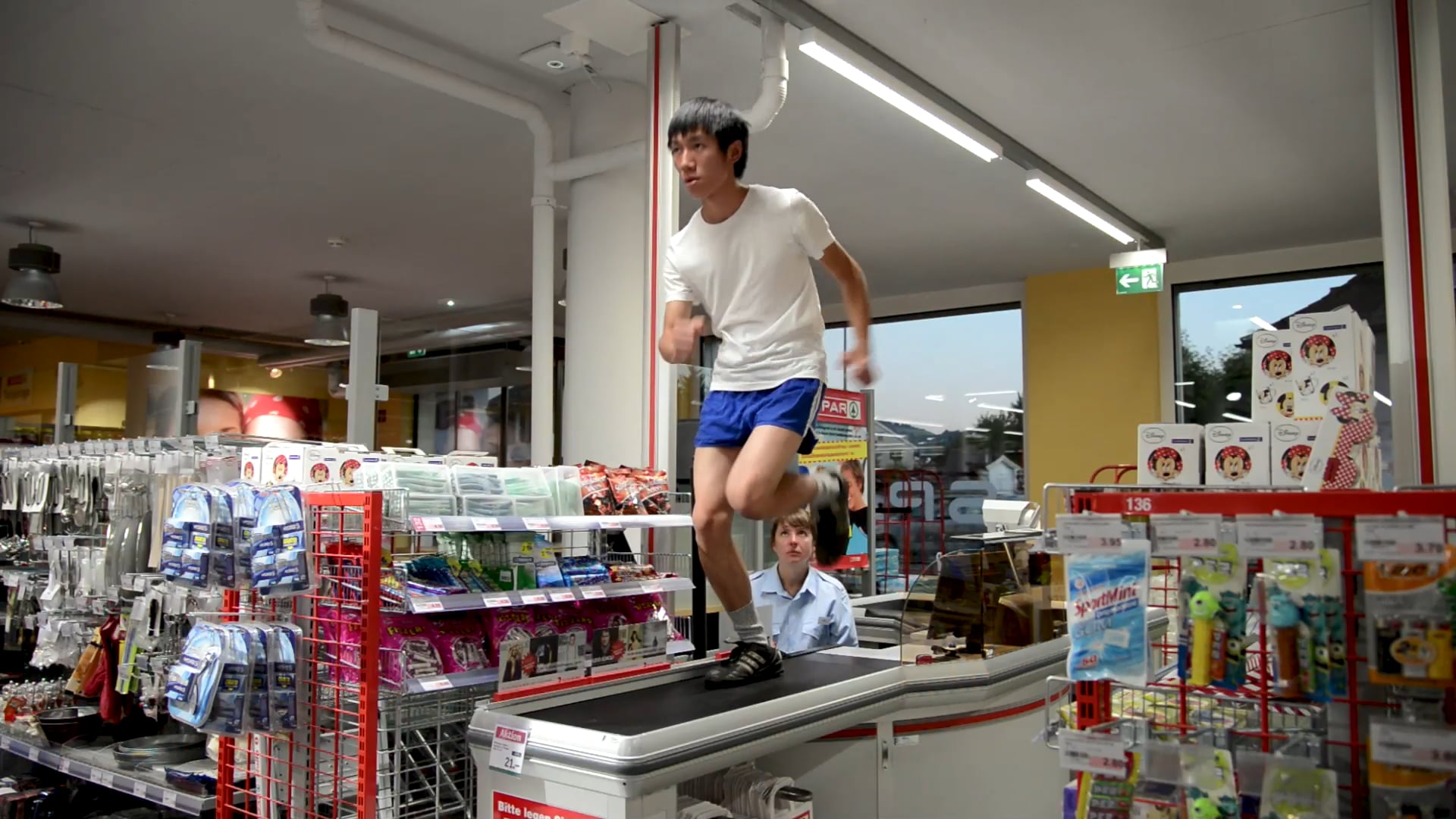 致穎的〈慢跑〉中，藝術家將收銀機輸送帶當成跑步機開始運動。透過一反經驗的荒謬舉動，帶領觀者思考日常生活的規訓與制約。致穎，〈慢跑〉，2014，桃園市立美術館典藏。圖/國家攝影文化中心提供