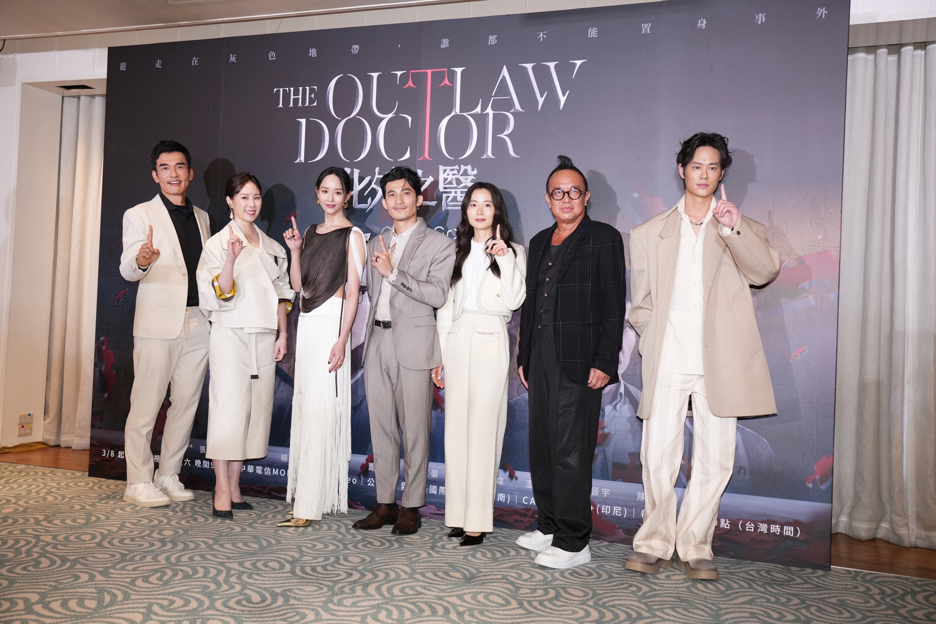 《 The Outlaw Doctor 化外之醫》演員楊一展、張鈞𡩋、蔡亘晏（爆花）、「發哥」連炳發、許安植、黃大煒和夏騰宏在記者會分享拍攝秘辛。圖/記者陳思豪攝