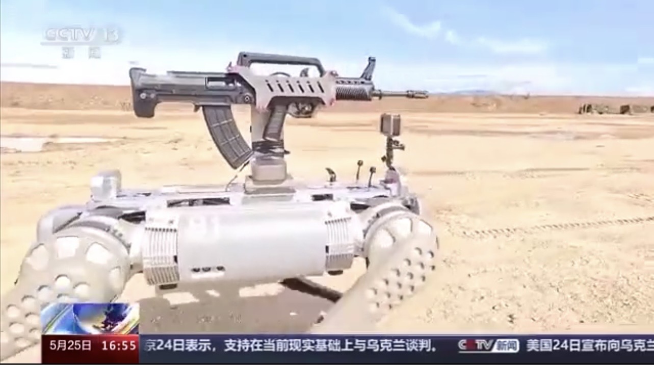 解放軍在演習中展示了武裝機器狗。圖/截自央視網