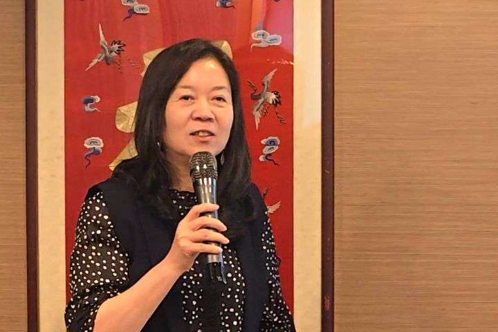 僑聯總會理事長童惠珍致詞感謝高總會長多年的貢獻。圖/主辦單位提供