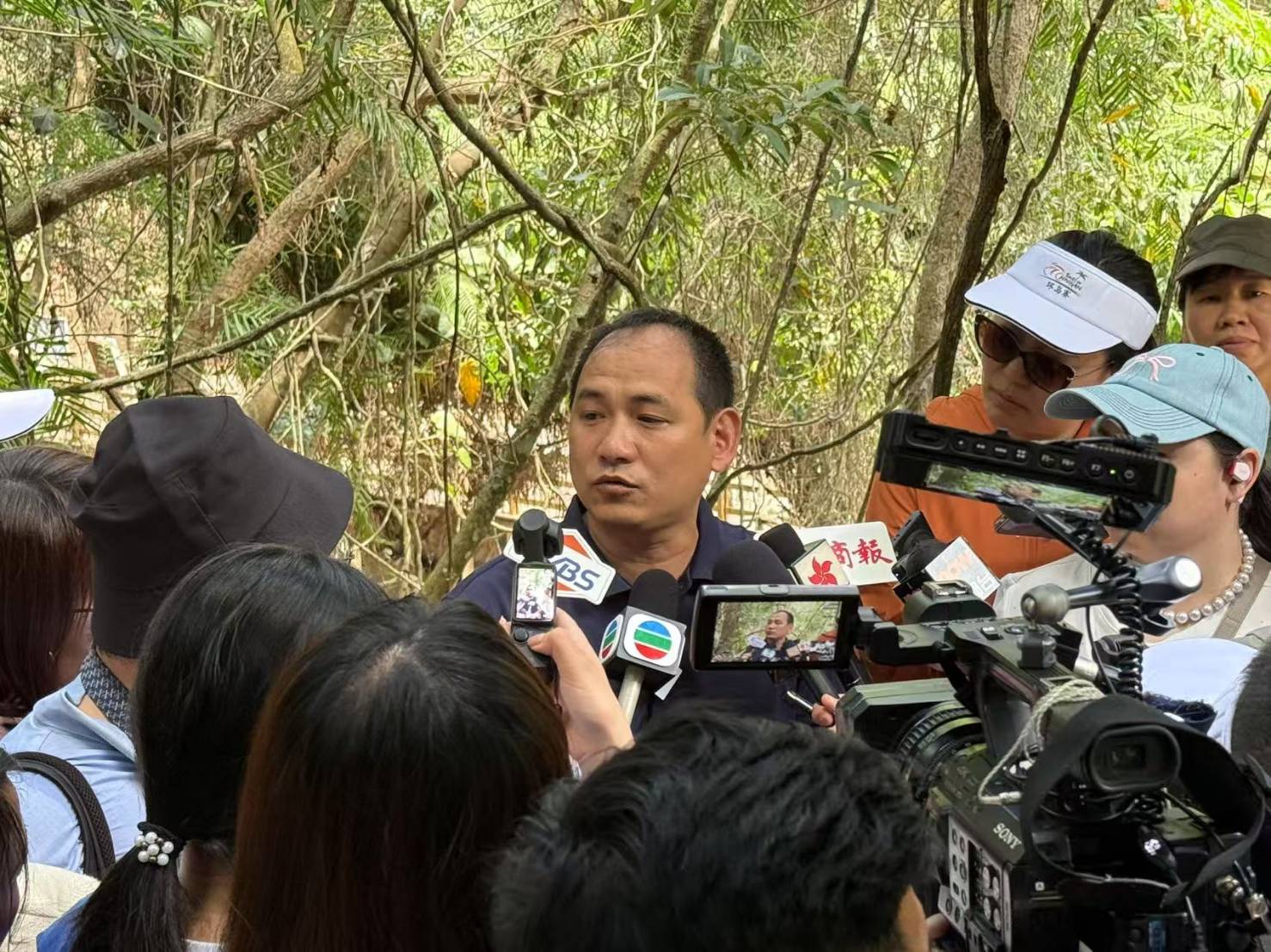 霸王嶺分局資訊中心副主任韓文濤說明保護區現況。圖/記者張蔭泉攝