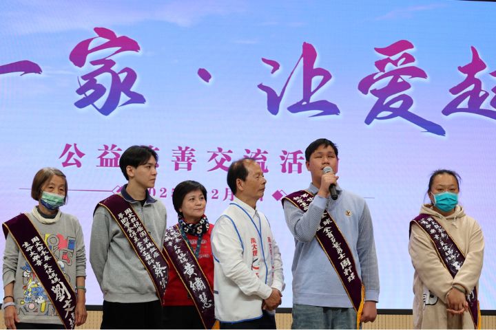 活動於上海市兒童醫院門診大樓多功能會議室登場,為每位癌童送上禮物及周大觀遺作《我還有一隻腳》。圖/周大觀文教基金會提供