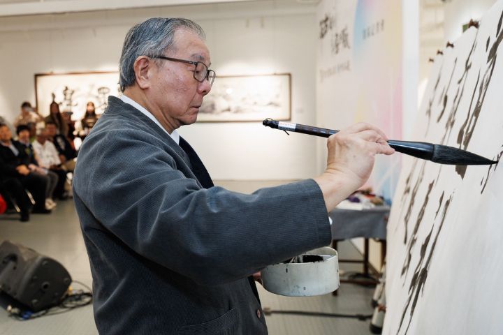張炳煌書法暨e筆作品展即日起至115年1月11日止，歡迎民眾前往新竹縣政府文化局美術館參觀。圖/億光文教基金會提供