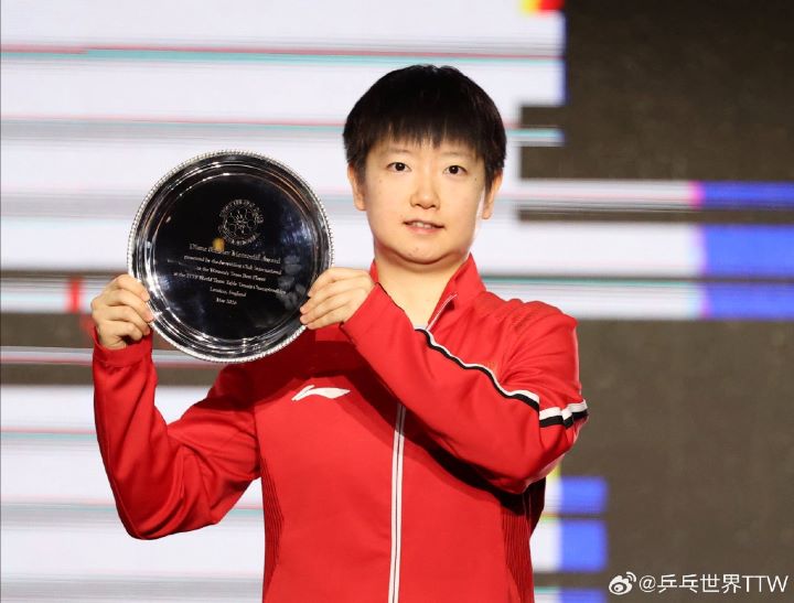 孫穎莎憑藉決賽獨拿兩分的關鍵表現，獲選本屆女子團體MVP。圖/取自ttw微博