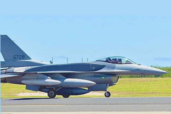 機號6728的F-16V BLK70單座戰機，配備AESA雷達、Link 16 將大幅提升台灣空軍戰力戰力。圖/取自王定宇臉書