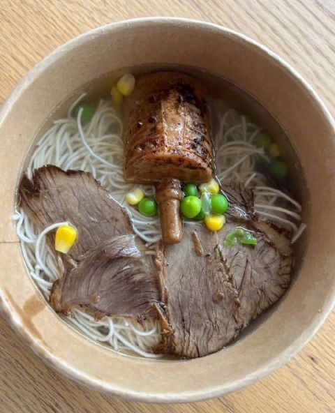 湖北省博物館推出的「編鐘滷蛋牛肉麵」，同樣因造型引來話題。圖/取自大連日報微博