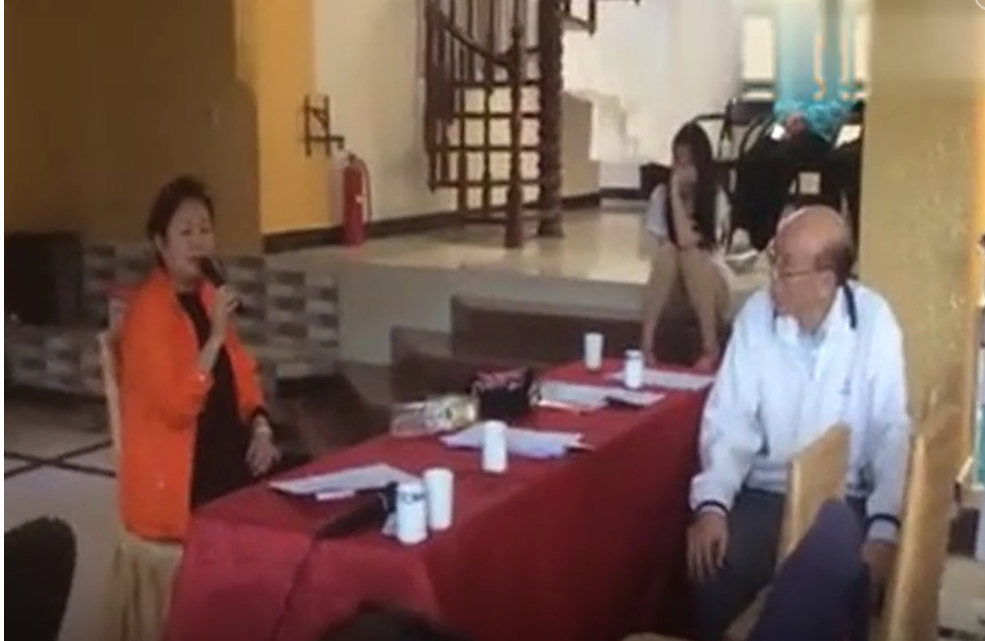 大陸氣功師孫儲琳（左）與前台大校長李嗣涔互動。圖/取自氣功與科學