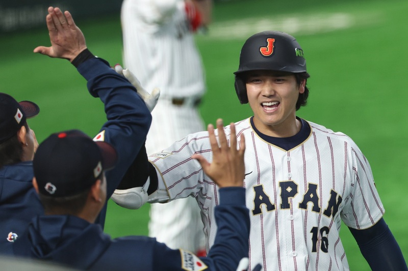   日本隊球星大谷翔平（圖）3局敲出陽春砲，連續2戰都開轟，回到休息區跟隊友開心互動。圖/中央社