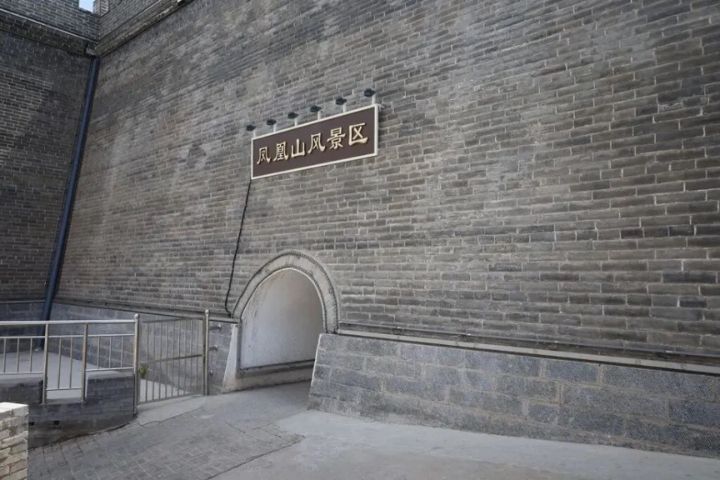 改建後的狐尾溝門樓段城牆,呈現新嶄嶄的仿古形制,原貌已不復可見。圖/取自澎湃新聞