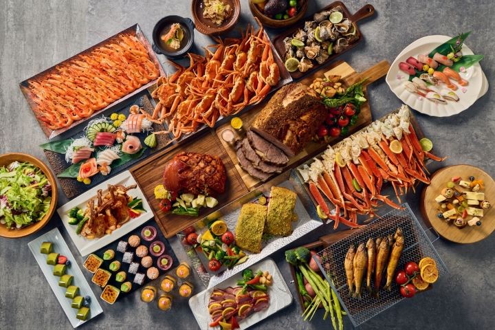 匯集多國料理松鶴餐廳Buffet，從晨間早餐到豐盛晚宴，讓旅客無需遠求即可輕鬆品嚐五星級佳餚。圖/圓山大飯店提供