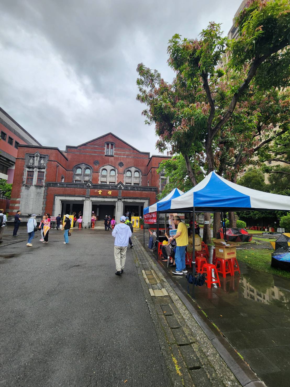 台師大校友5日在台師大校內自辦80周年校慶，抗議校方將日據時期的24年加入校史。圖/讀者提供
