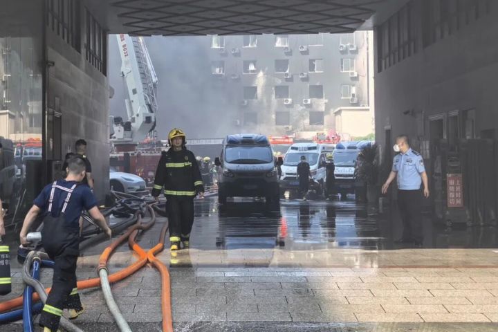 根據福建官方公布資料,火災發生時廠內共有237名員工及2名外來送貨人員。圖/取自新華社