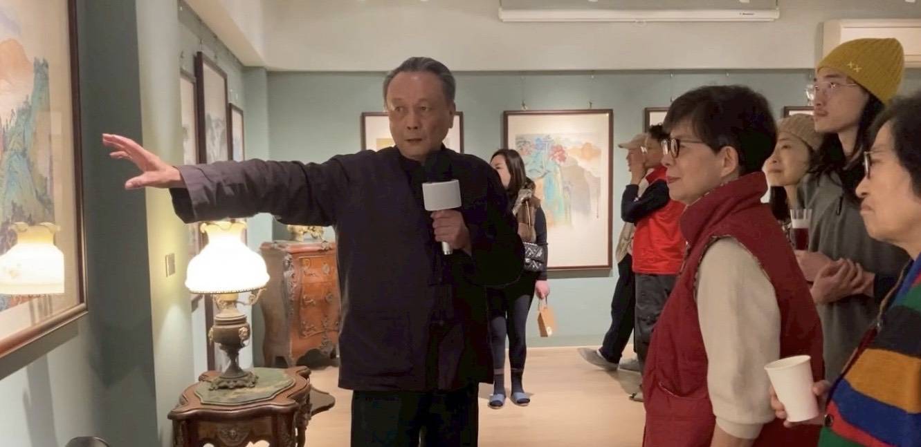 石雲華於展覽開幕當日,為來賓悉心導覽關於畫作的創作背景。圖/林碩國際提供