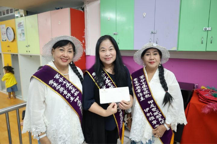 周大觀文教基金會與台灣關愛基金會17日在台北舉辦「讓黑戶寶寶活出希望」活動,邀請印尼「雙胞胎媽媽天使」羅莎蒂、伊利雅寧希來台。圖/周大觀文教基金會提供