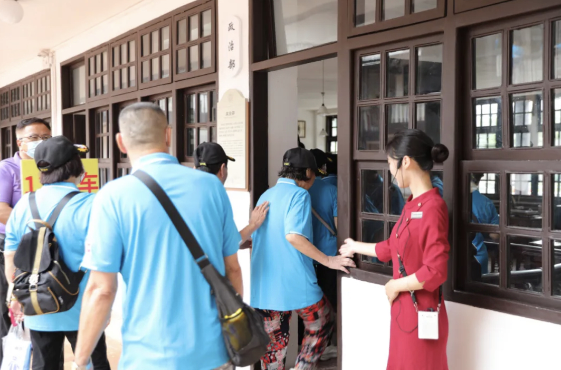 台灣的黃埔同學、後人及其家屬，參觀廣州黃埔軍校。圖/取自廣州黃埔軍校舊址紀念館公眾號