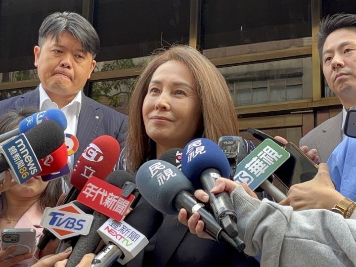 無黨籍立委高金素梅涉詐領助理費、私自輸入中國快篩等,遭北檢依貪污等罪起訴。台北地方法院27日首度開庭,高金素梅(前)否認全部罪行。圖/中央社