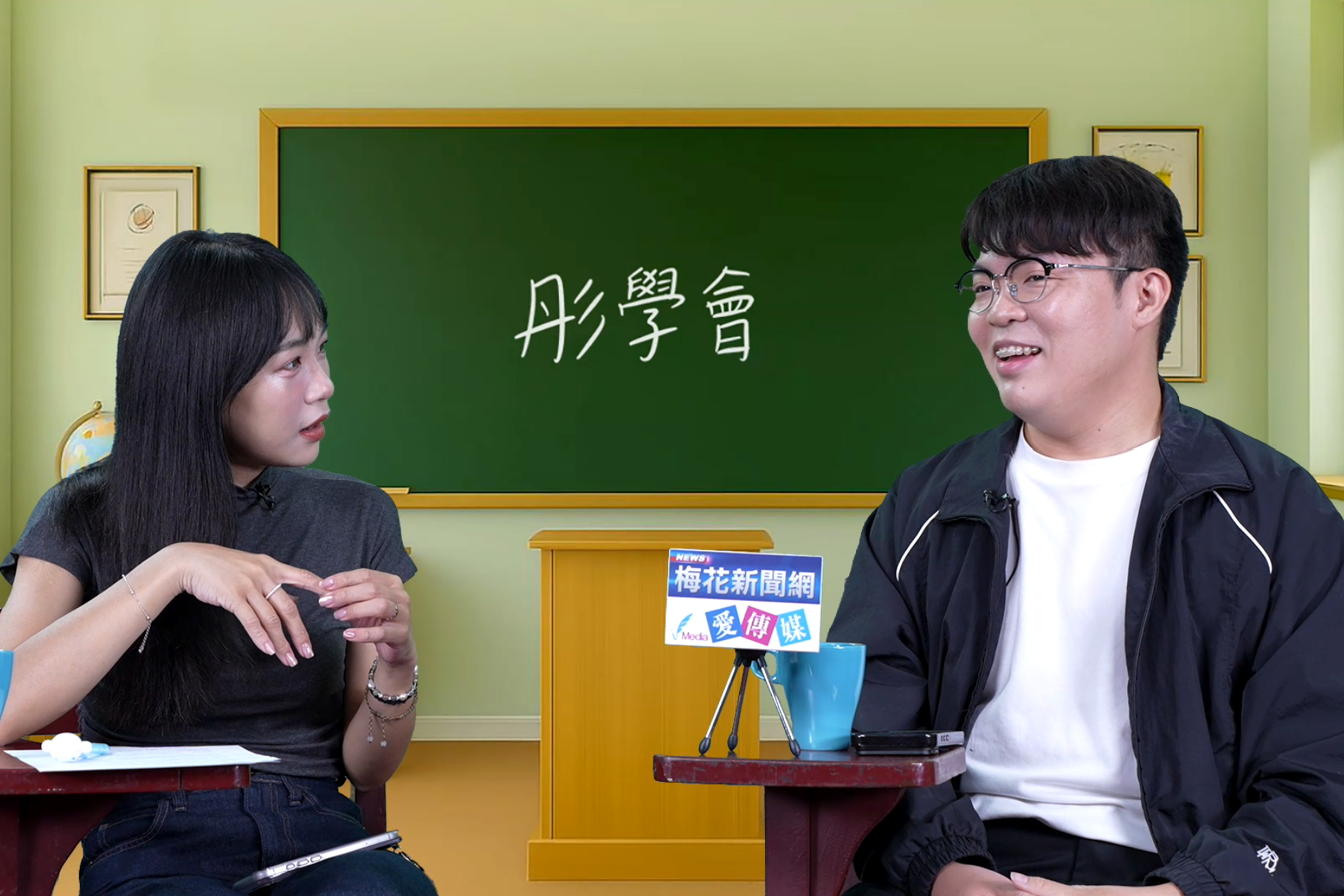由《梅花新聞網》製作、民眾黨發言人張彤（左）主持的節目《彤學會》，2日邀請民眾黨南投縣議員參選人吳淳祐（右）。圖/記者蔡昕蓉攝