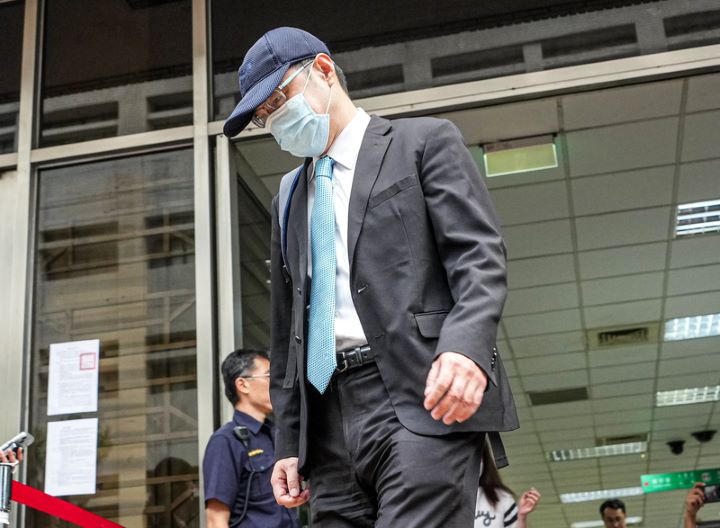 前台北市長柯文哲涉京華城、政治獻金等案，二審高院8日首度開庭，會計師端木正（中）庭訊結束後，戴著帽子與口罩步出法院。圖/中央社