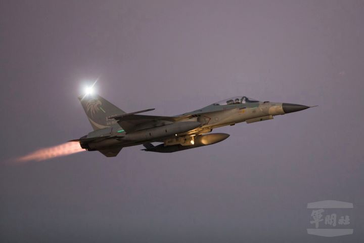 無人機闖入清泉崗空域，8架正在執行夜航訓練的IDF戰機受到影響，緊急轉降新竹空軍基地。圖/取自軍聞社