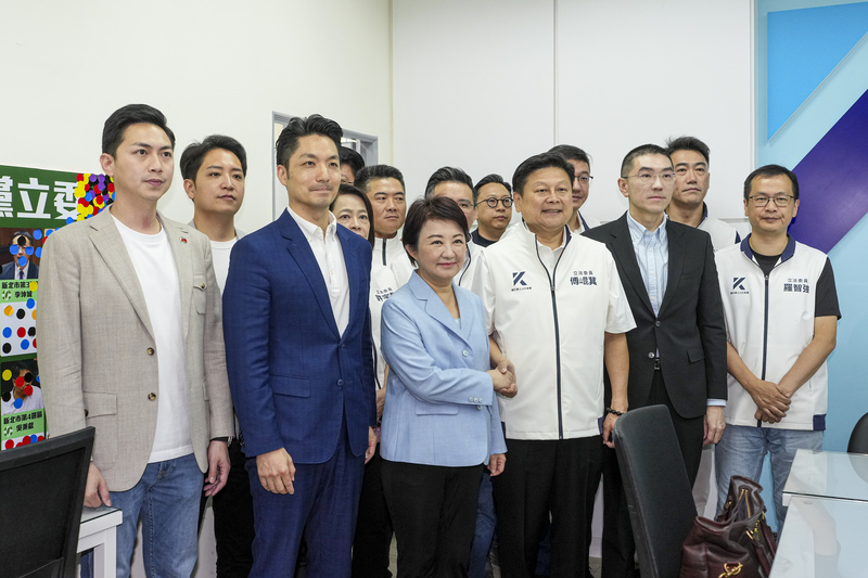蔣萬安（左3）與台中市長盧秀燕（左4）24日共同拜會國民黨立院黨團，尋求凱道同步。圖／中央社