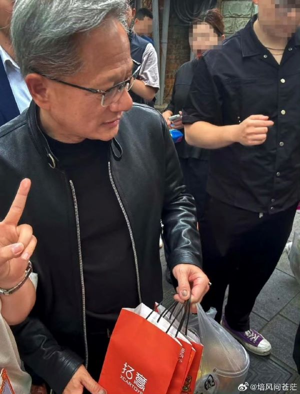 黃仁勳接連品嘗稻香村棗花酥、虎皮沾沾糕等北京特色點心，還買了許多稻香村伴手禮。圖/取自微博
