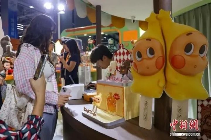 消費者在泡泡瑪特展區購買星星人雪糕。圖/取自中新網
