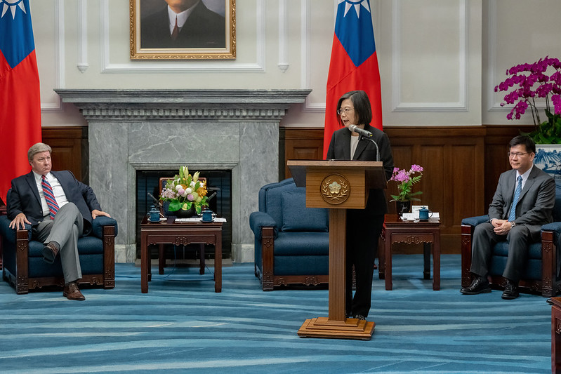 2023年6月28日下午，時任總統蔡英文總統在總統府會見美國眾議院軍事委員會主席羅傑斯（Mike Rogers，左）等人。圖/取自總統府