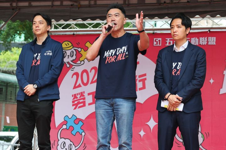   五一勞工大遊行，台北場遊行隊伍並在立法院旁濟南路舉行集會，國民黨立委羅廷瑋（右起）、林沛祥、牛煦庭一同登台，回應訴求。圖/中央社