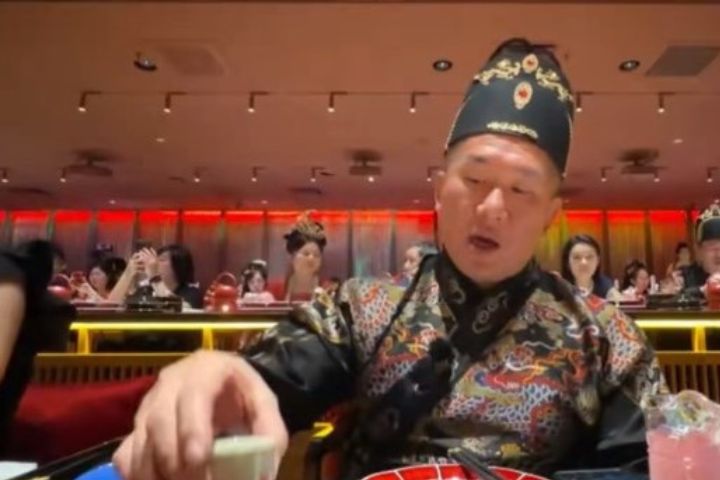 館長參加了一場中國古代宮廷主題的沉浸式晚宴。圖/取自微博影片