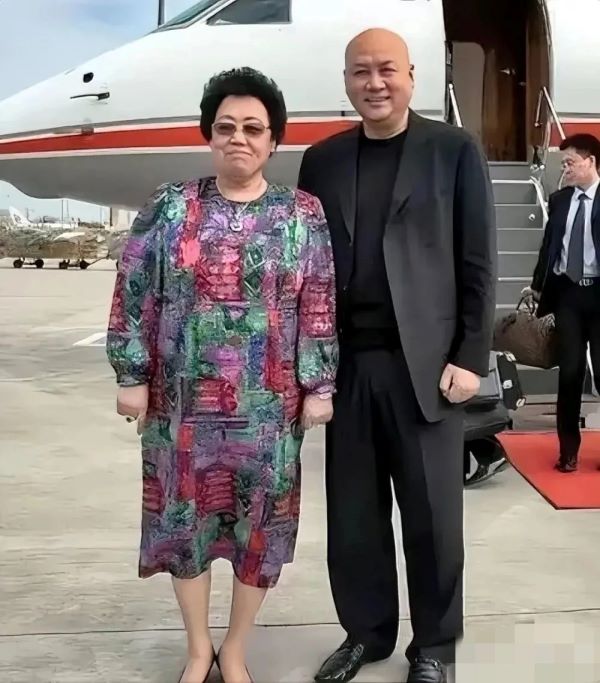 陳麗華(左)1990年與《西遊記》中「唐僧」扮演者遲重瑞(右)結婚,日常以「董事長」與「遲先生」互稱。圖/取自富華國際集團