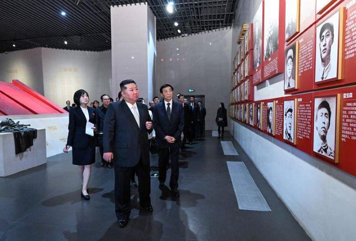   10月24日，中共中央政治局常委、大陸全國政協主席王滬寧（中排右）陪同北韓領導人金正恩（前）參觀抗美援朝紀念館。圖/取自新華社
