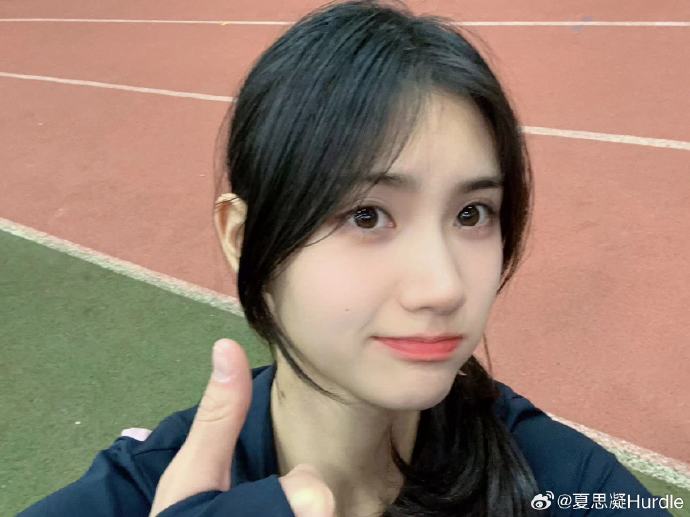 中國田徑女選手夏思凝因高顏值，而榮獲「中國田徑IU」的稱號。圖/取自@夏思凝微博