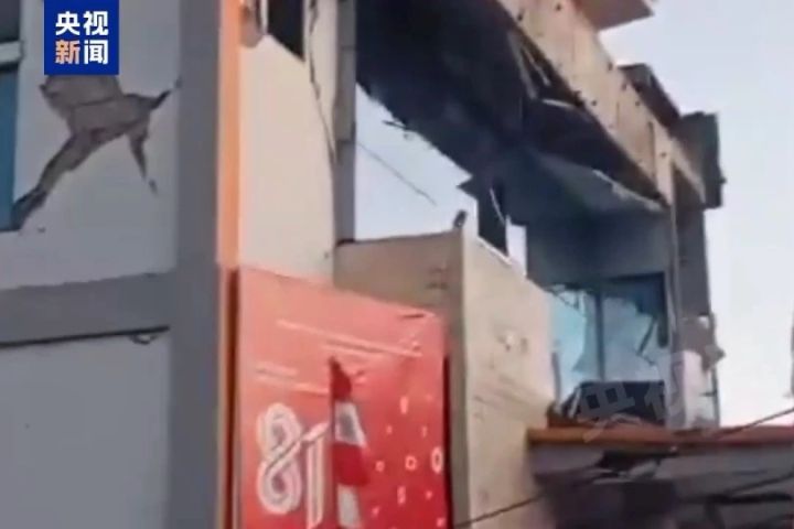 印尼佛羅勒斯島外海7.7強震,當地建築物在強震中受損。圖/取自央視