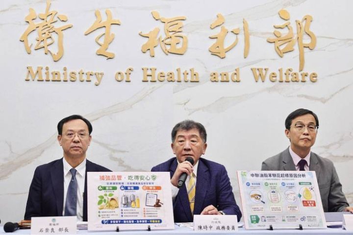 行政院政務委員陳時中(中)、衛福部長石崇良(左)與食藥署長姜至剛(右)召開記者會,說明中聯油脂事件調查結果與油品重新上架原則,但中央政府始終未就行政責任向全民道歉。圖/中央社