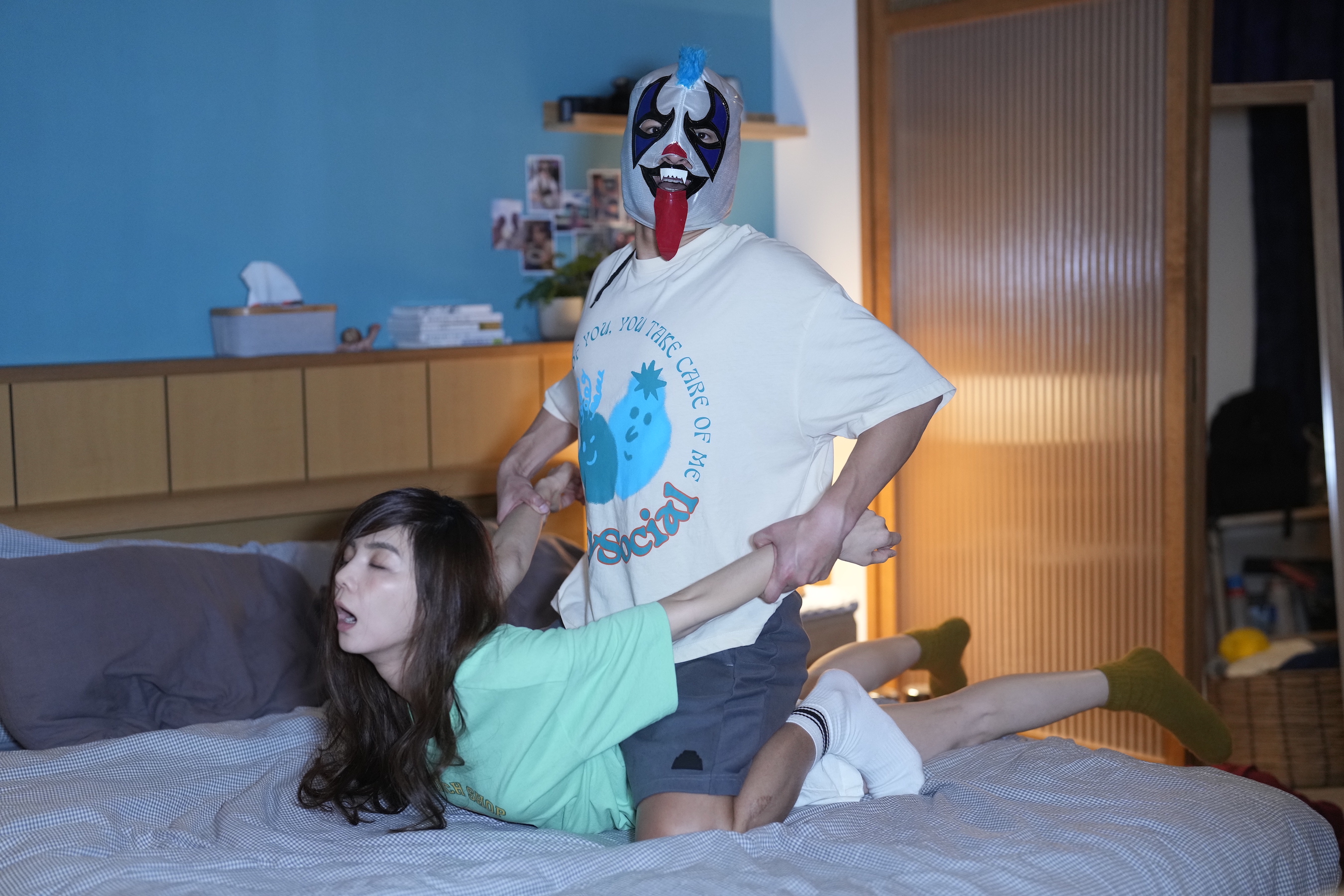 楊祐寧搞笑壓著昏迷的Ella做出摔角擺拍。圖/壹壹影業提供